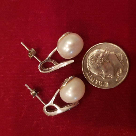 Pearl earrings with diamond chips. - Picture 2 of 3